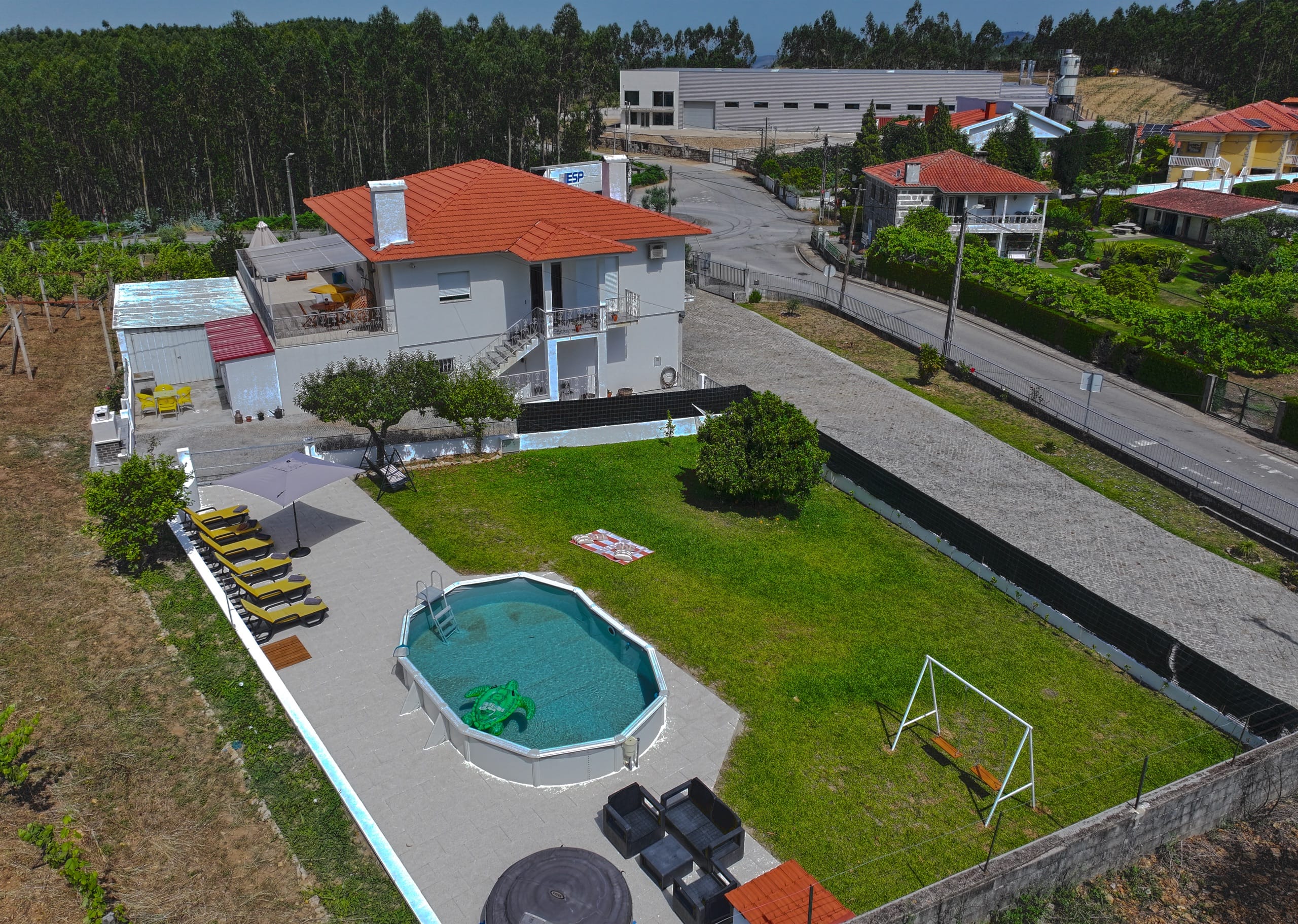 Vista aérea da Quinta do Valinho rodeada por vinhas e campo