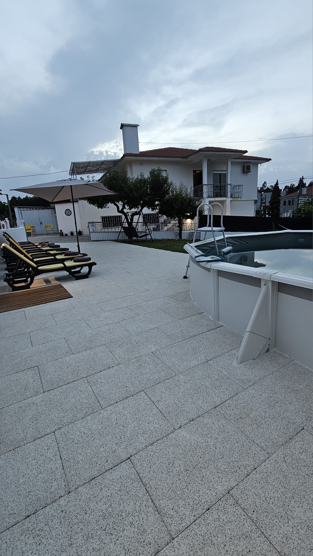 Piscina exterior da Quinta do Valinho com o jardim em redor