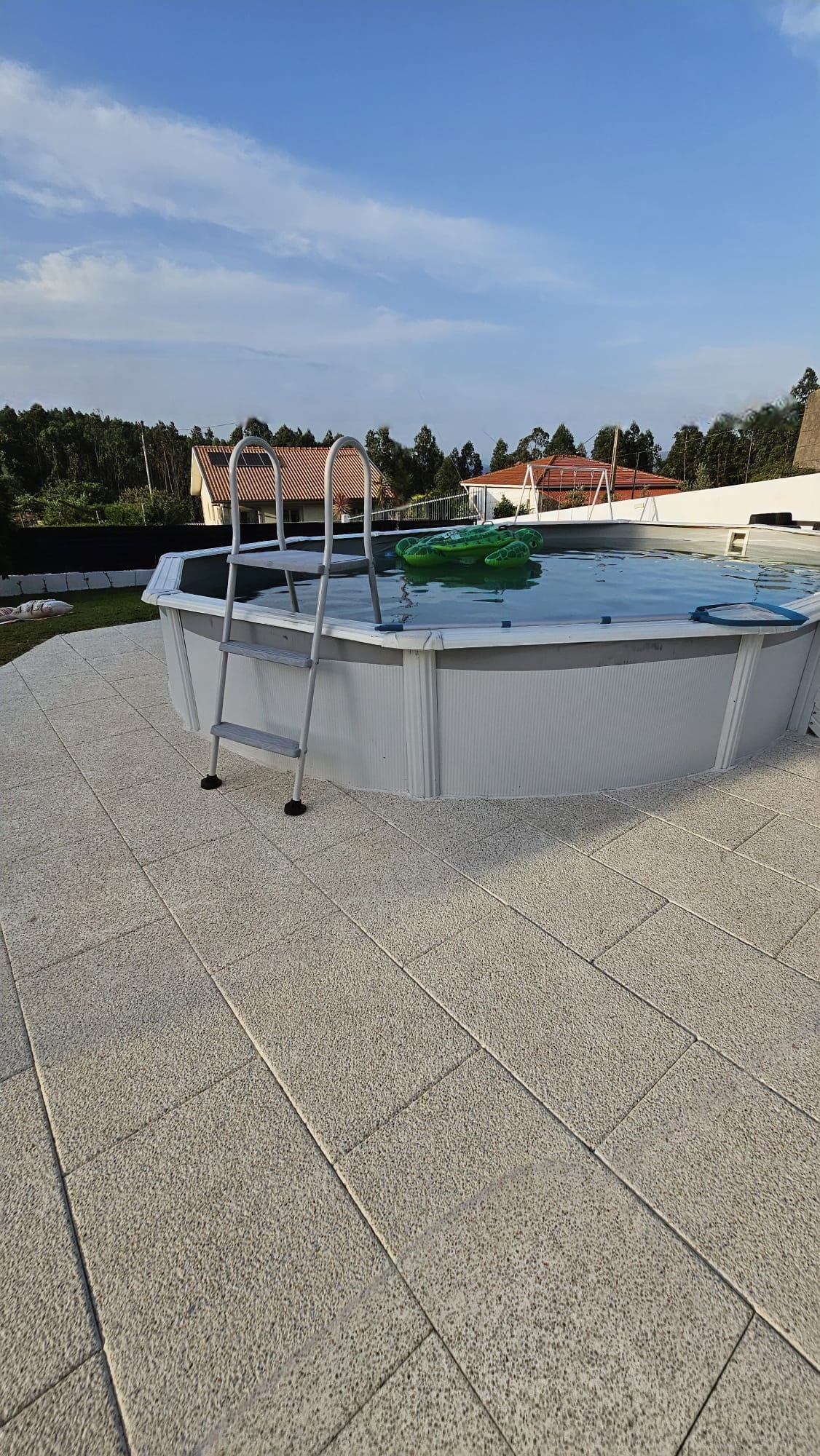 Piscina exterior da Quinta do Valinho com o jardim em redor