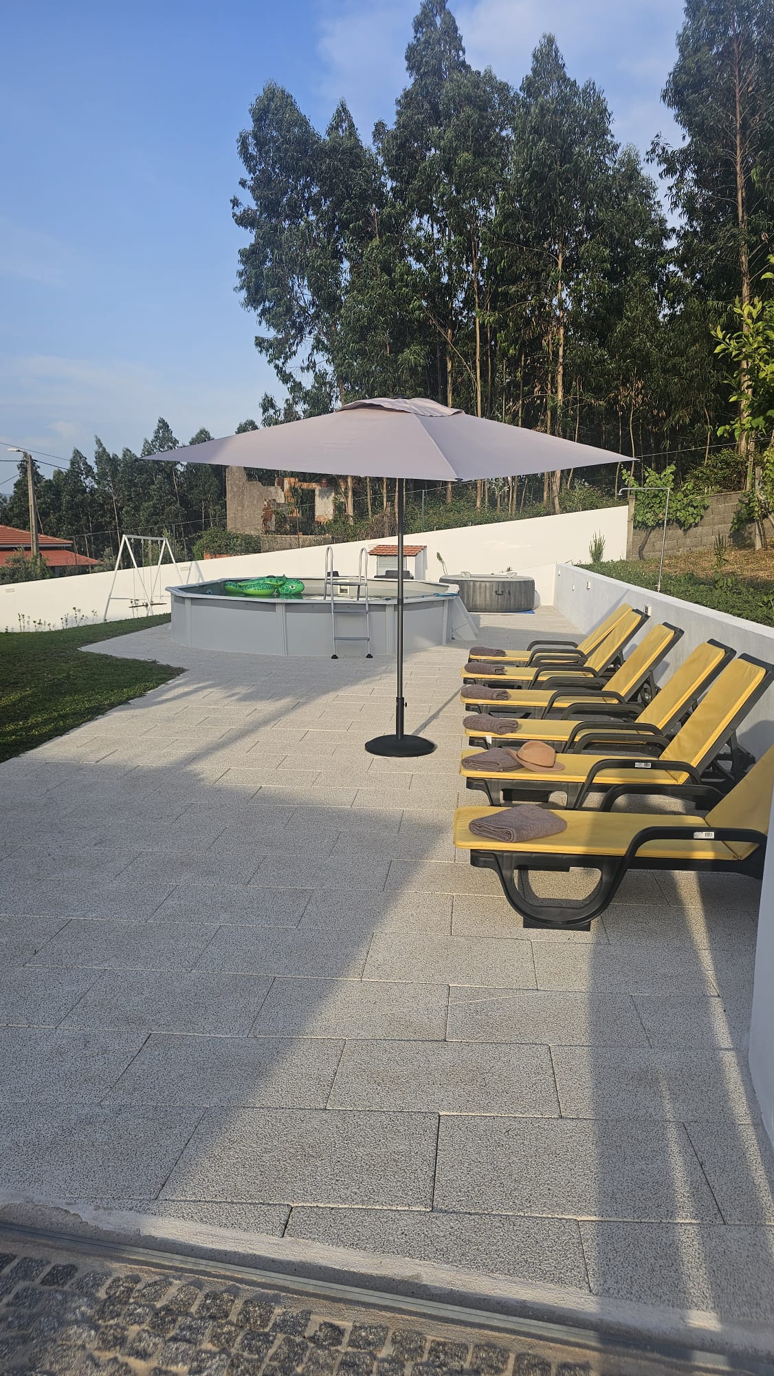 Piscina exterior da Quinta do Valinho com o jardim em redor